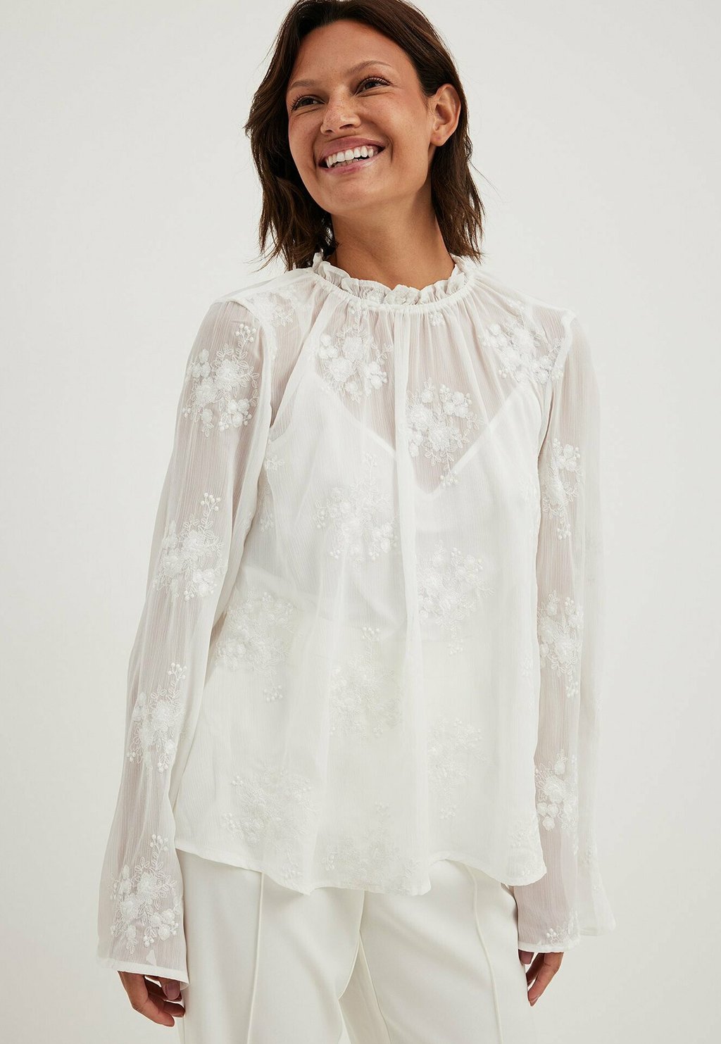 Блузка MIT TRANSPARENTER STICKEREI NA-KD, белый блузка na kd drapierte mit v rücken цвет champagne