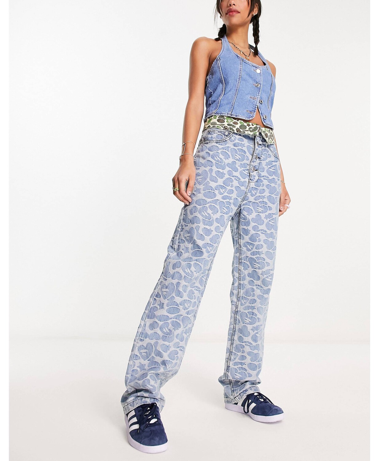 

Синие джинсы с принтом APEE by A BATHING APE AAPE BY A BATHING APE