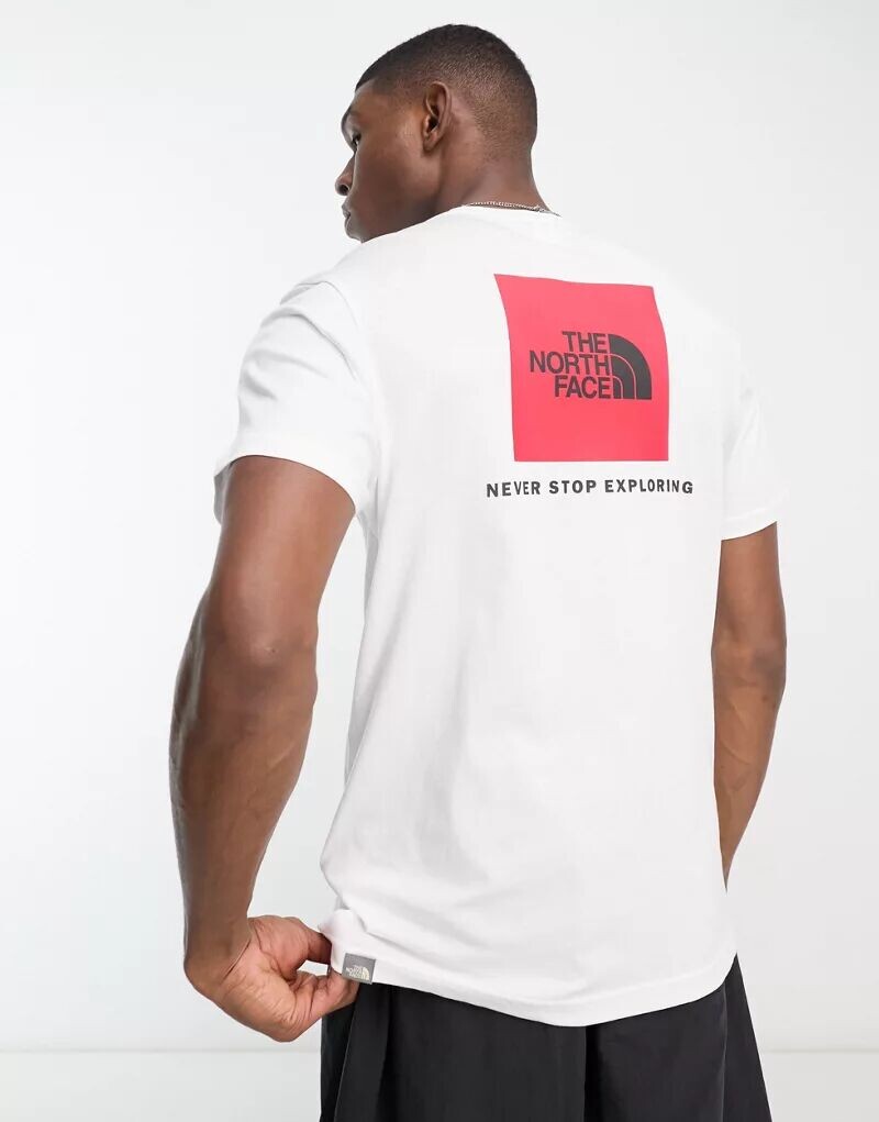 

Белая футболка The North Face с красным логотипом бокса на спине