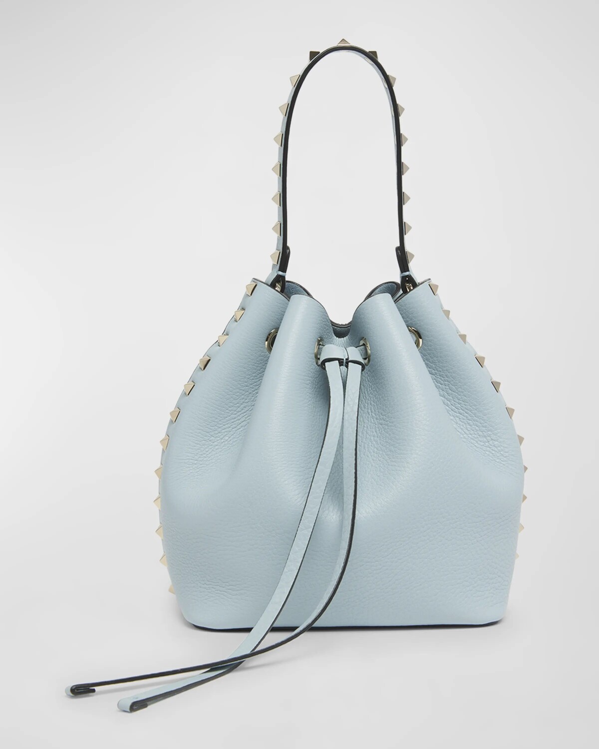 

Кожаная сумка-мешок Rockstud на шнурке Valentino Garavani, цвет Blu Porcellana