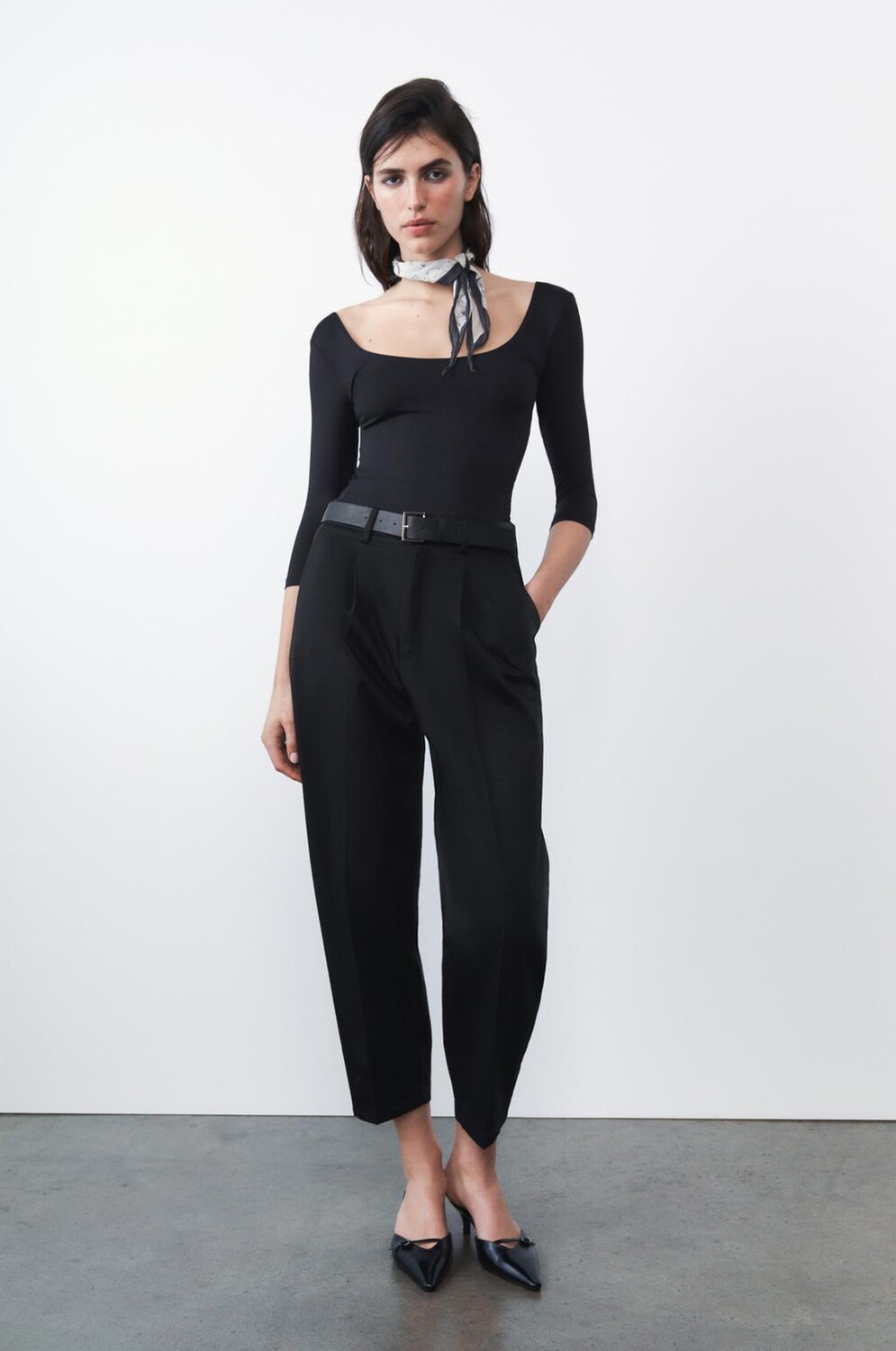 

Брюки-чиносы с поясом ZARA, черный