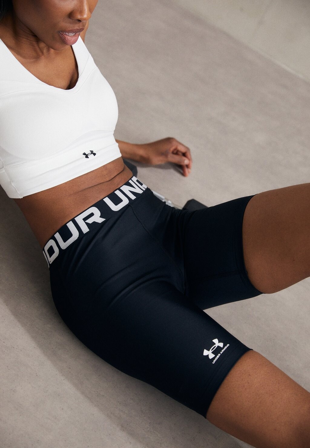 

Спортивный бюстгальтер средней поддержки SMARTFORM EVO MID Under Armour, цвет white/black