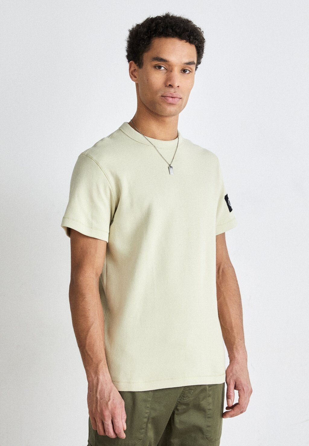 

Базовая футболка Badge Tee Calvin Klein Jeans, цвет green haze