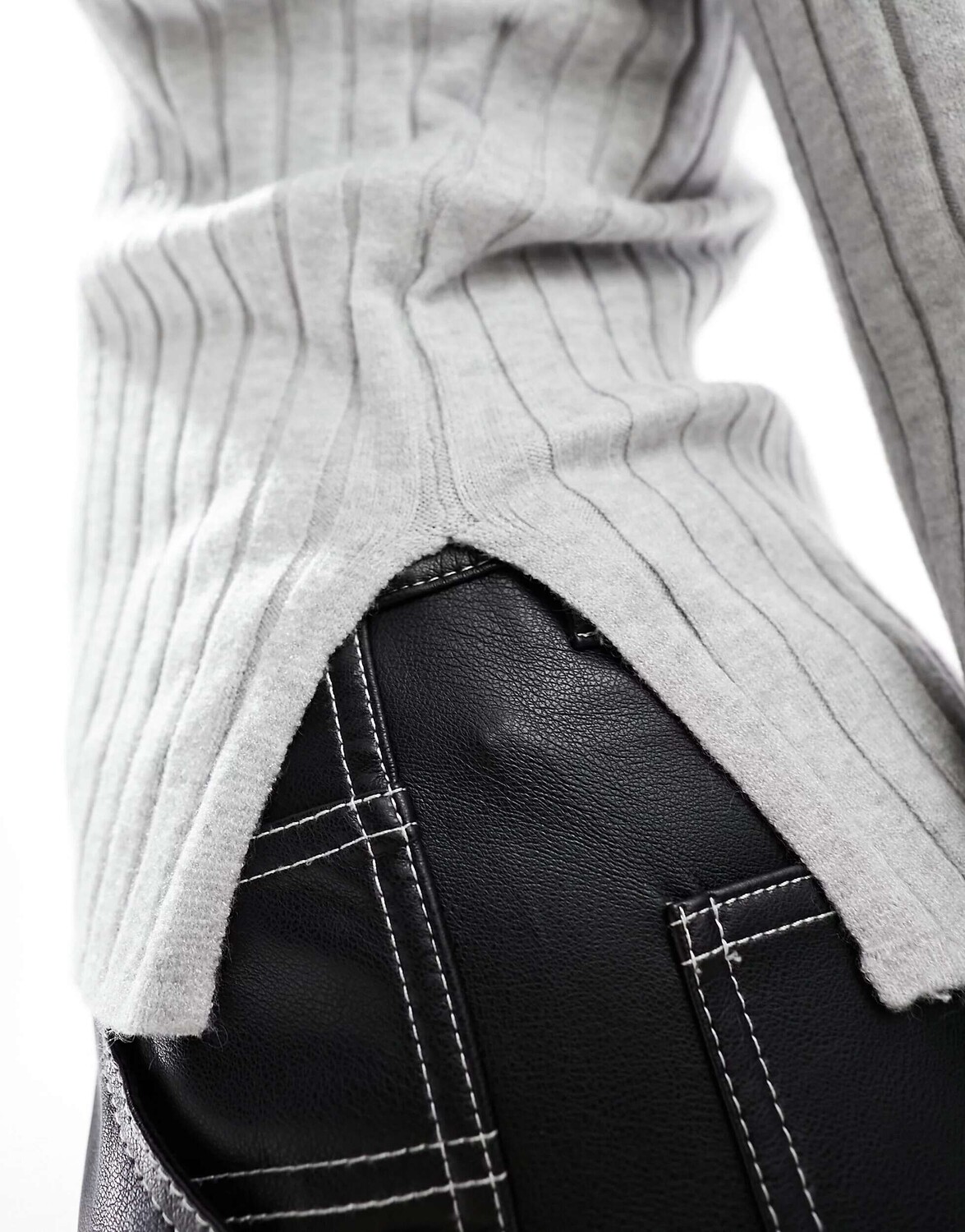 

Легкий вязаный топ Vero Moda Aware с высоким воротником и рельефной резинкой серого цвета