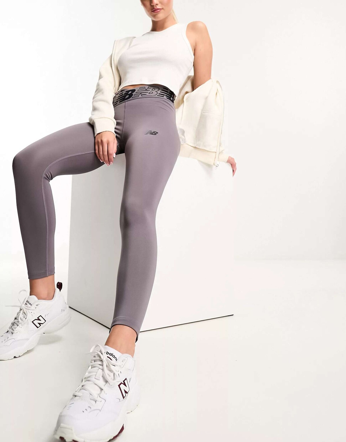 

Темно-серые леггинсы New Balance