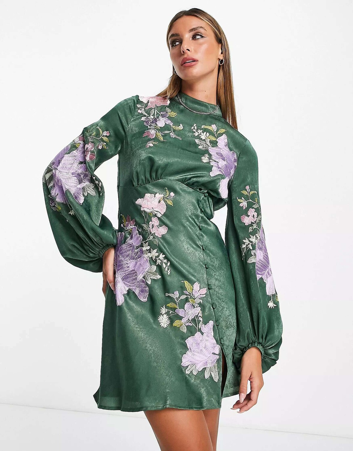 

Зеленое атласное мини-платье с цветочной вышивкой ASOS, Зеленый