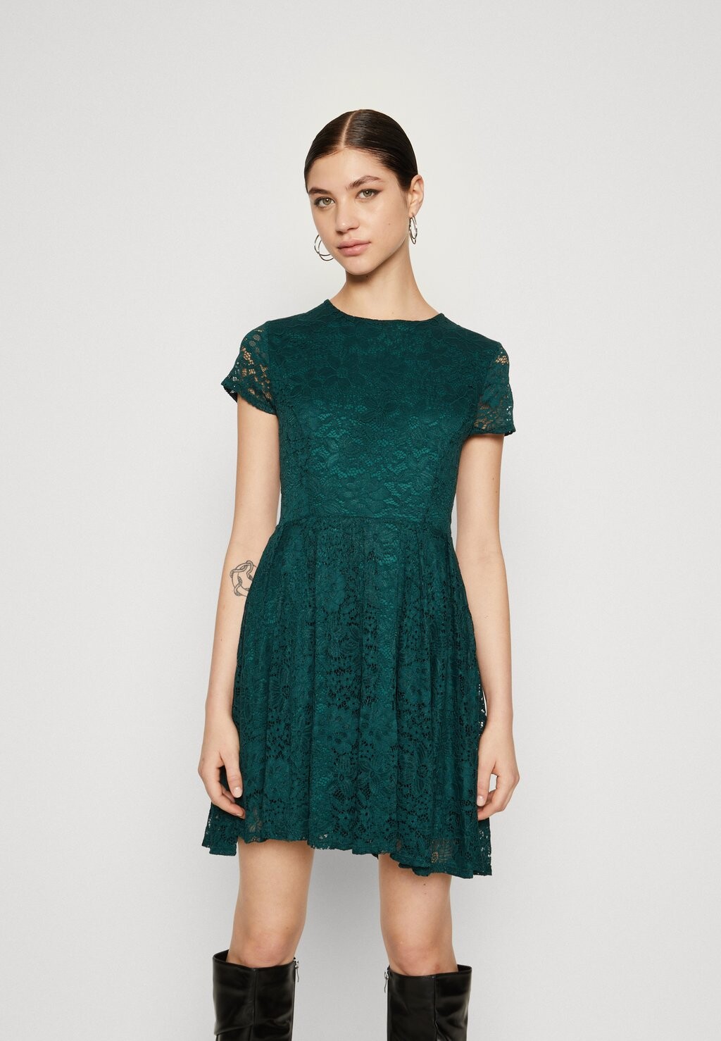 

Элегантное платье Leona Skater Dress WAL G., цвет forest green
