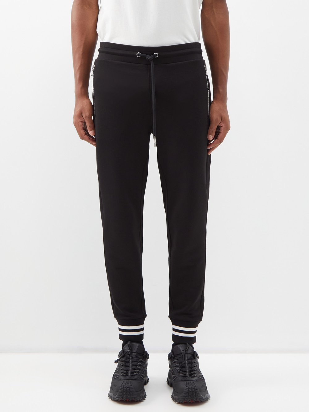 Спортивные брюки из хлопкового джерси с нашивкой-логотипом Moncler, черный спортивные брюки из хлопкового джерси со светоотражающим зигзагом moncler черный