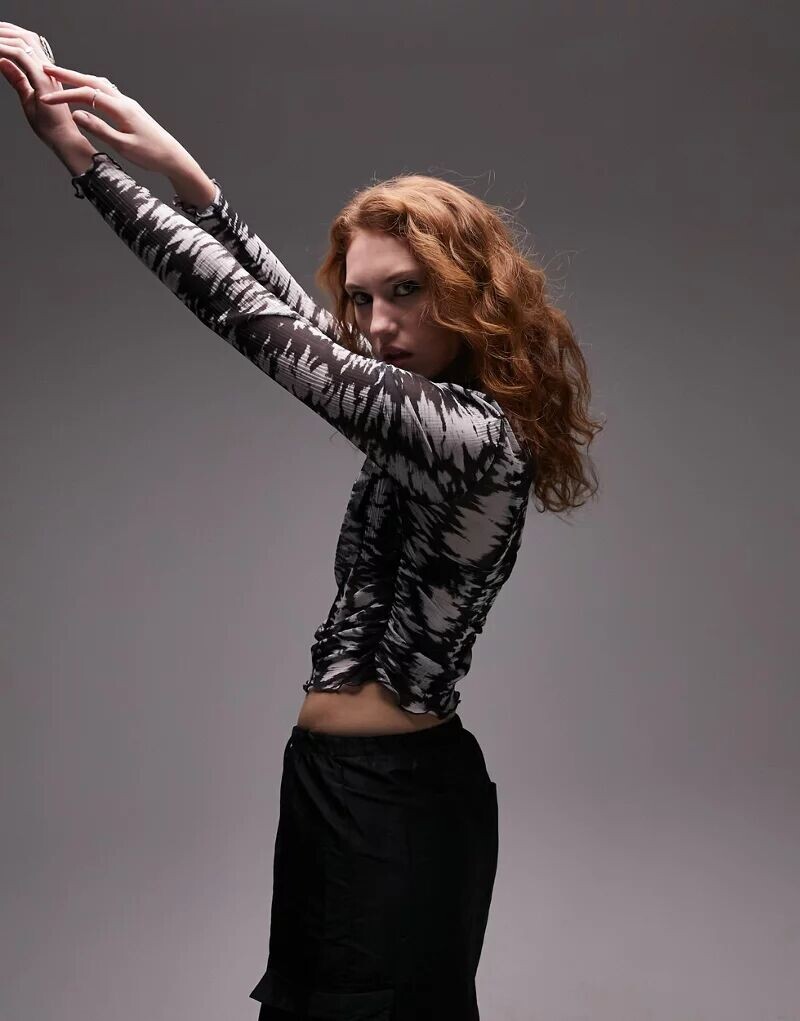 

Черно-белый плиссированный сетчатый топ с длинными рукавами Topshop