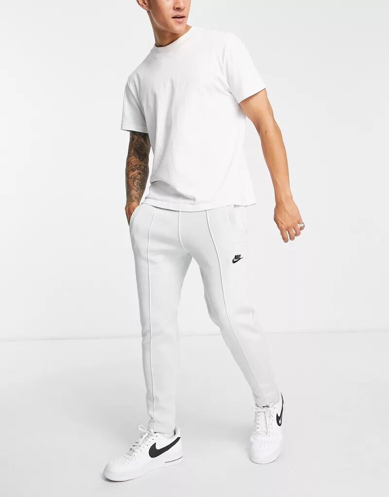 

Светло-серебристые джоггеры Nike Club