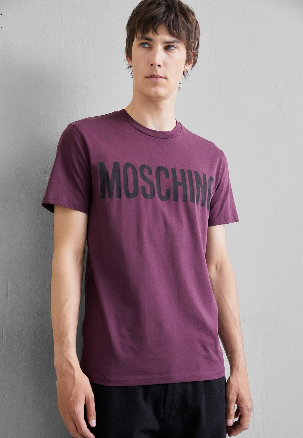 

Футболка с принтом MOSCHINO, фиолетовая