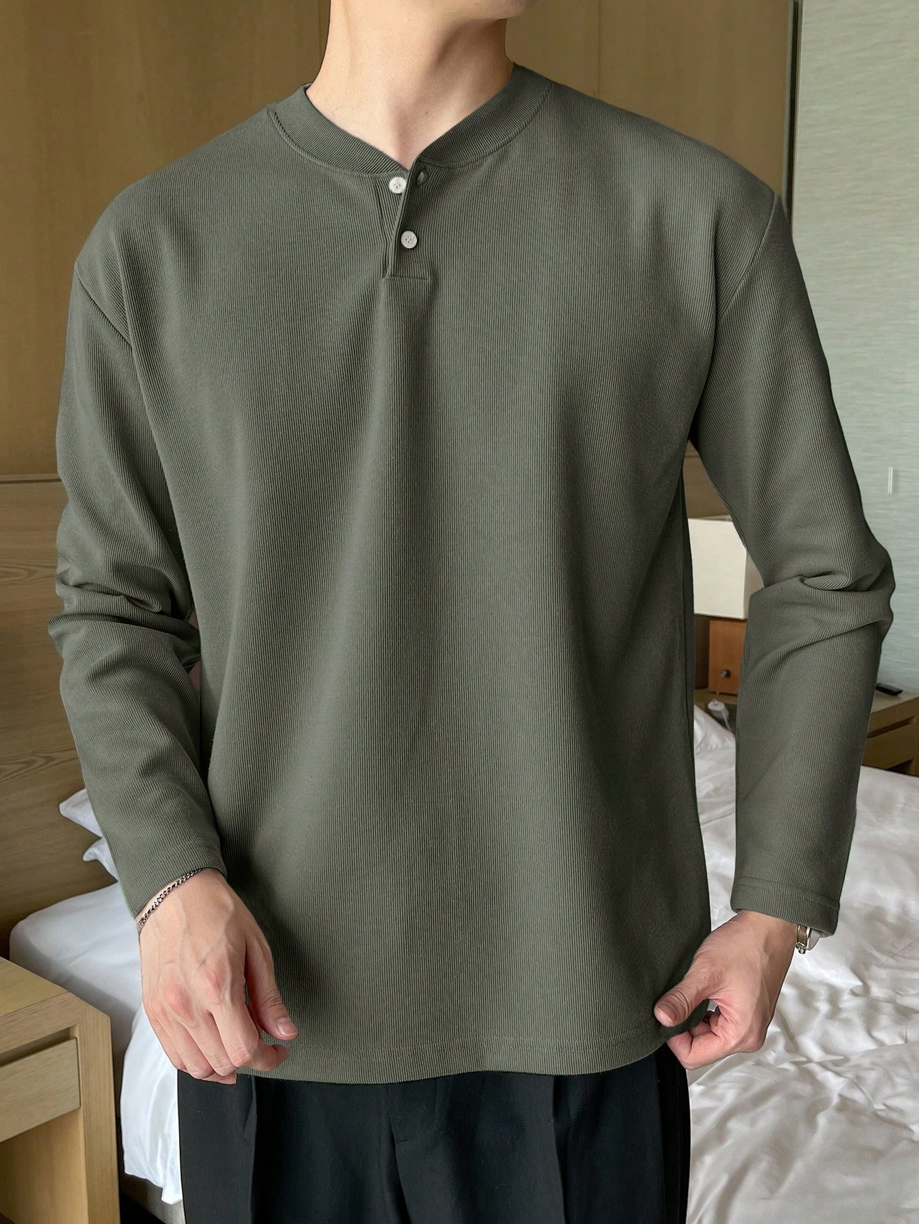 цена Мужская футболка DAZY с длинным рукавом и пуговицами спереди, зеленый