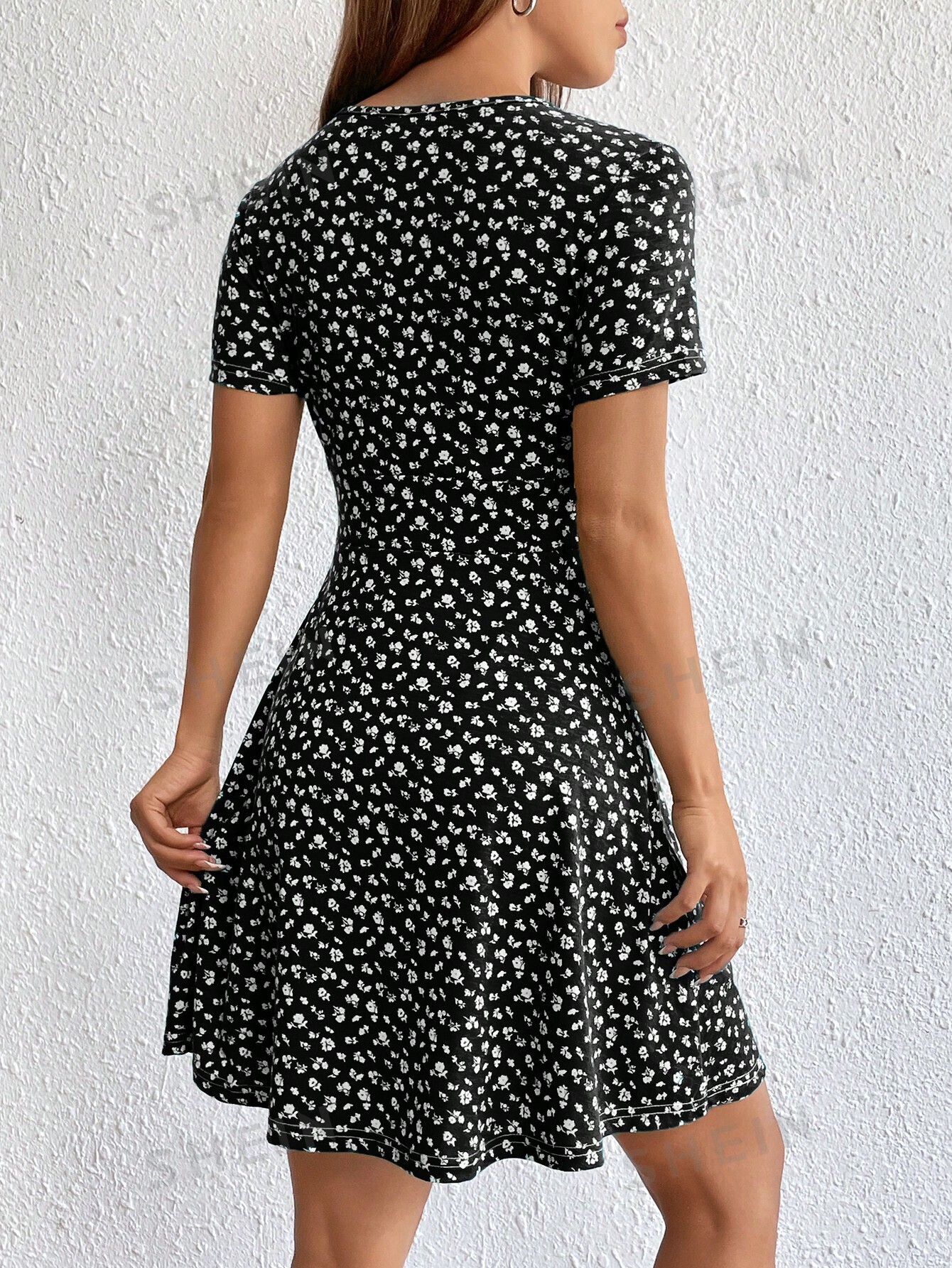SHEIN EZwear Женское платье с глубоким v-образным вырезом и короткими рукавами с принтом, черный фото