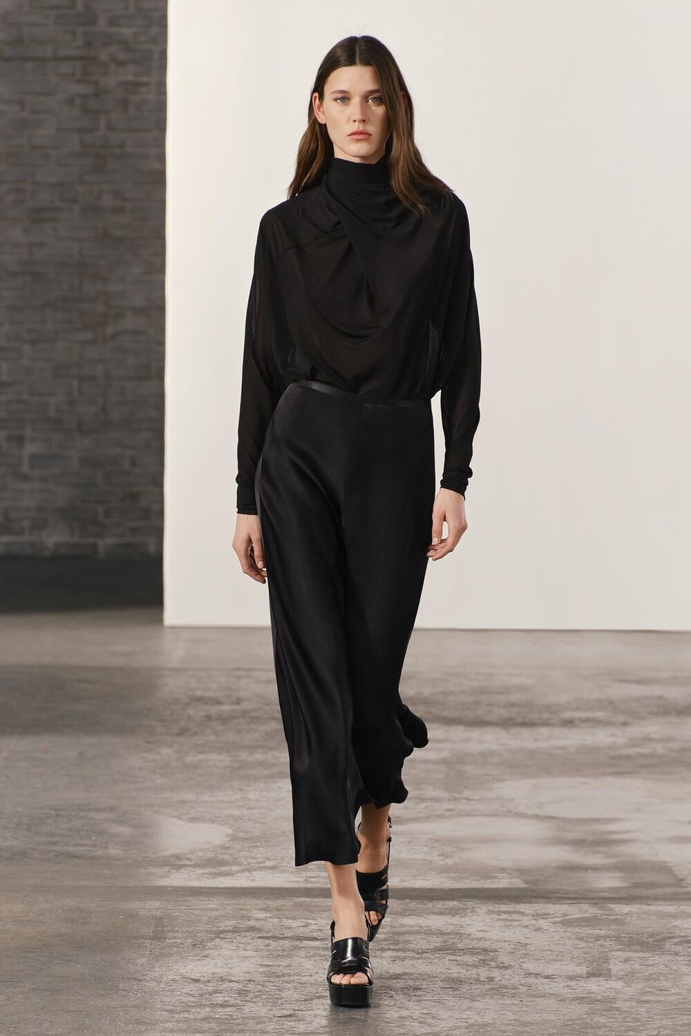 

Полупрозрачная футболка с драпированием ZARA, черный