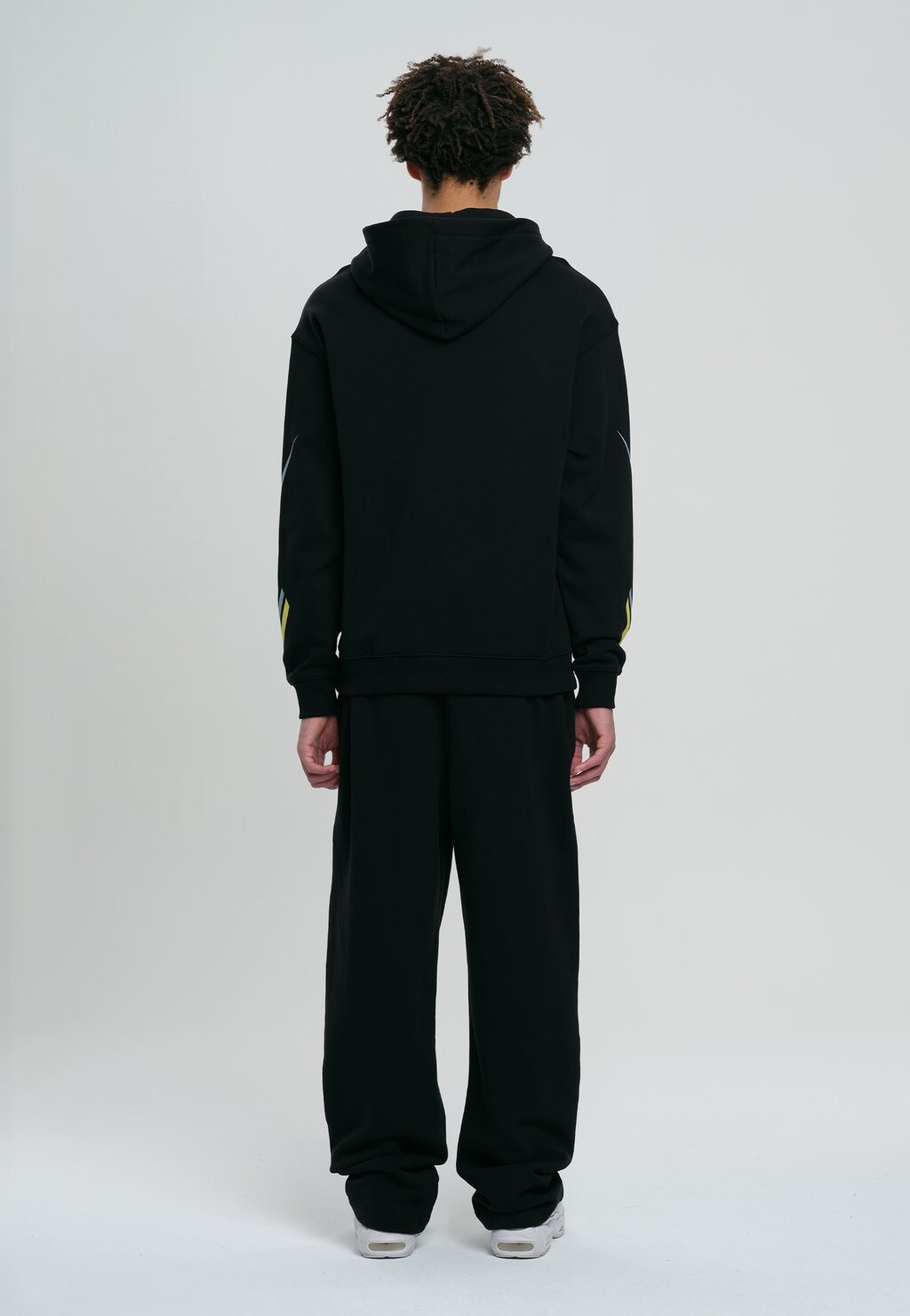 

Толстовка HOODIE LOW LIGHTS STUDIOS®, черный