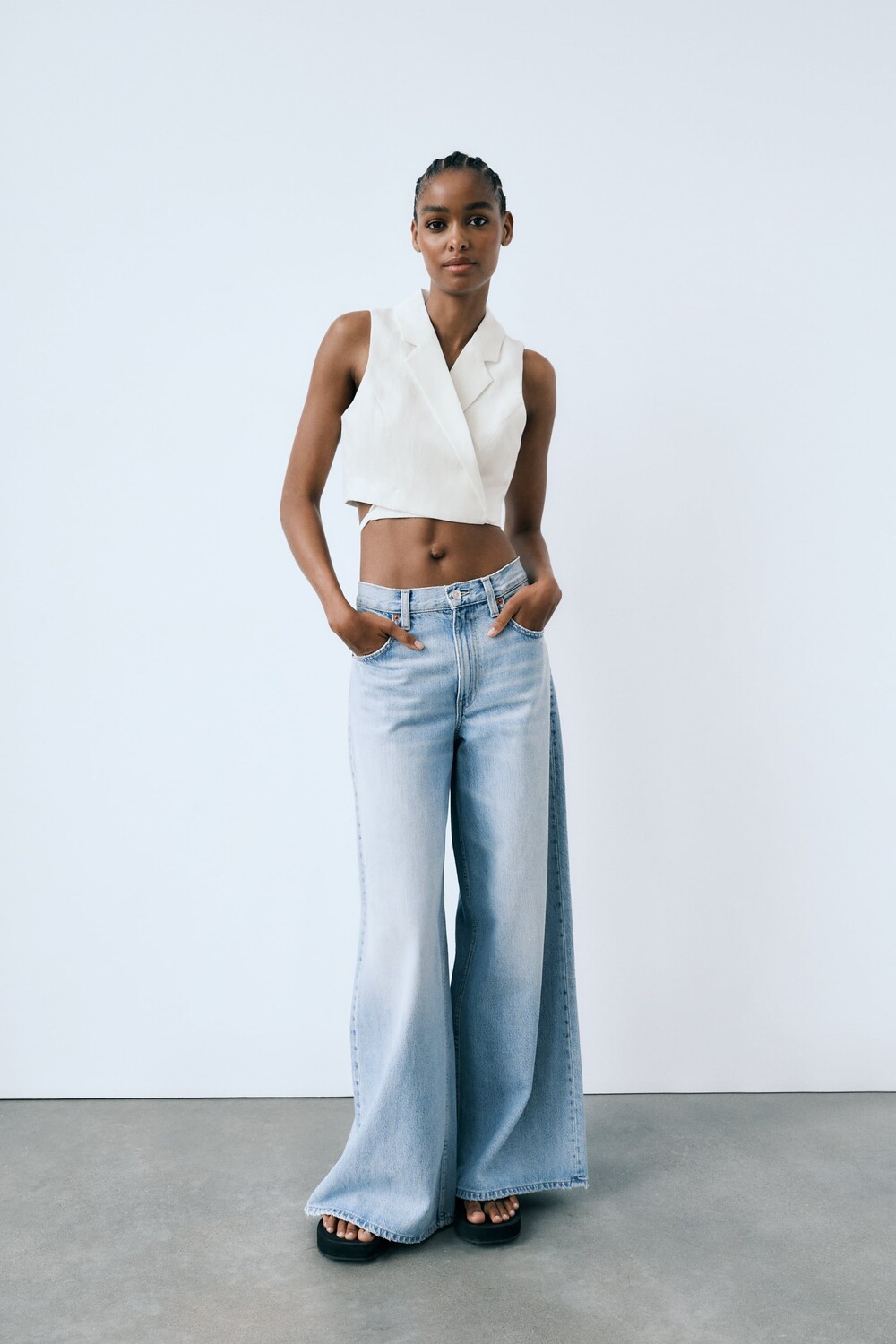 

Льняной жилет хорошо облегается Zara, устричный белый