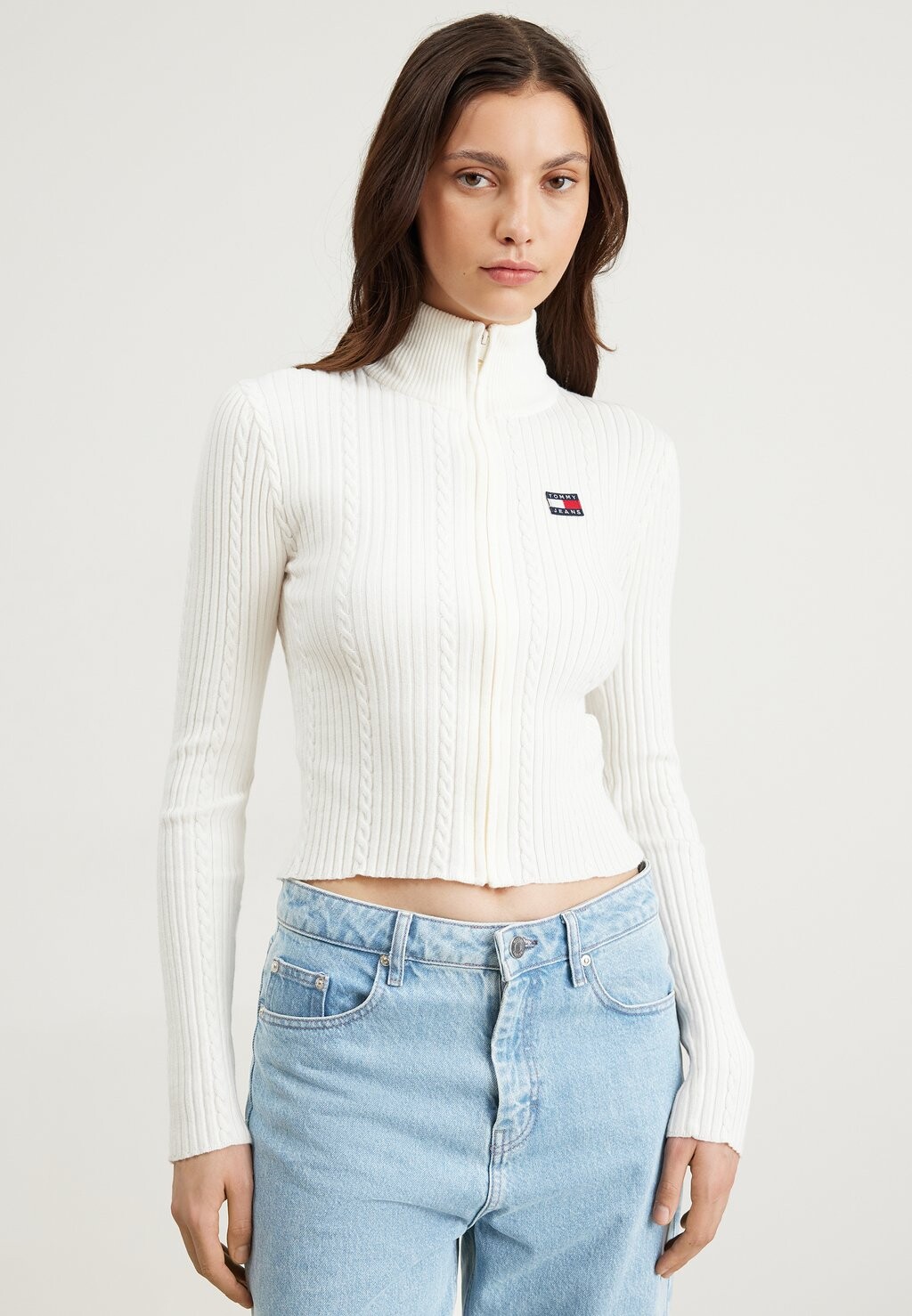 

Кардиган Tommy Jeans СВИТЕР НА МОЛНИИ BADGE, цвет ancient white