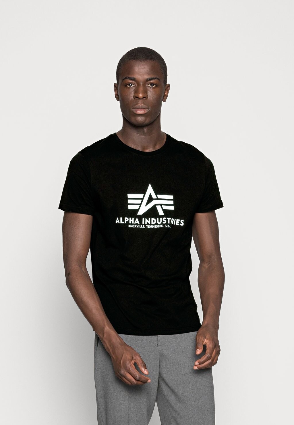 

Футболка с принтом Alpha Industries, черный