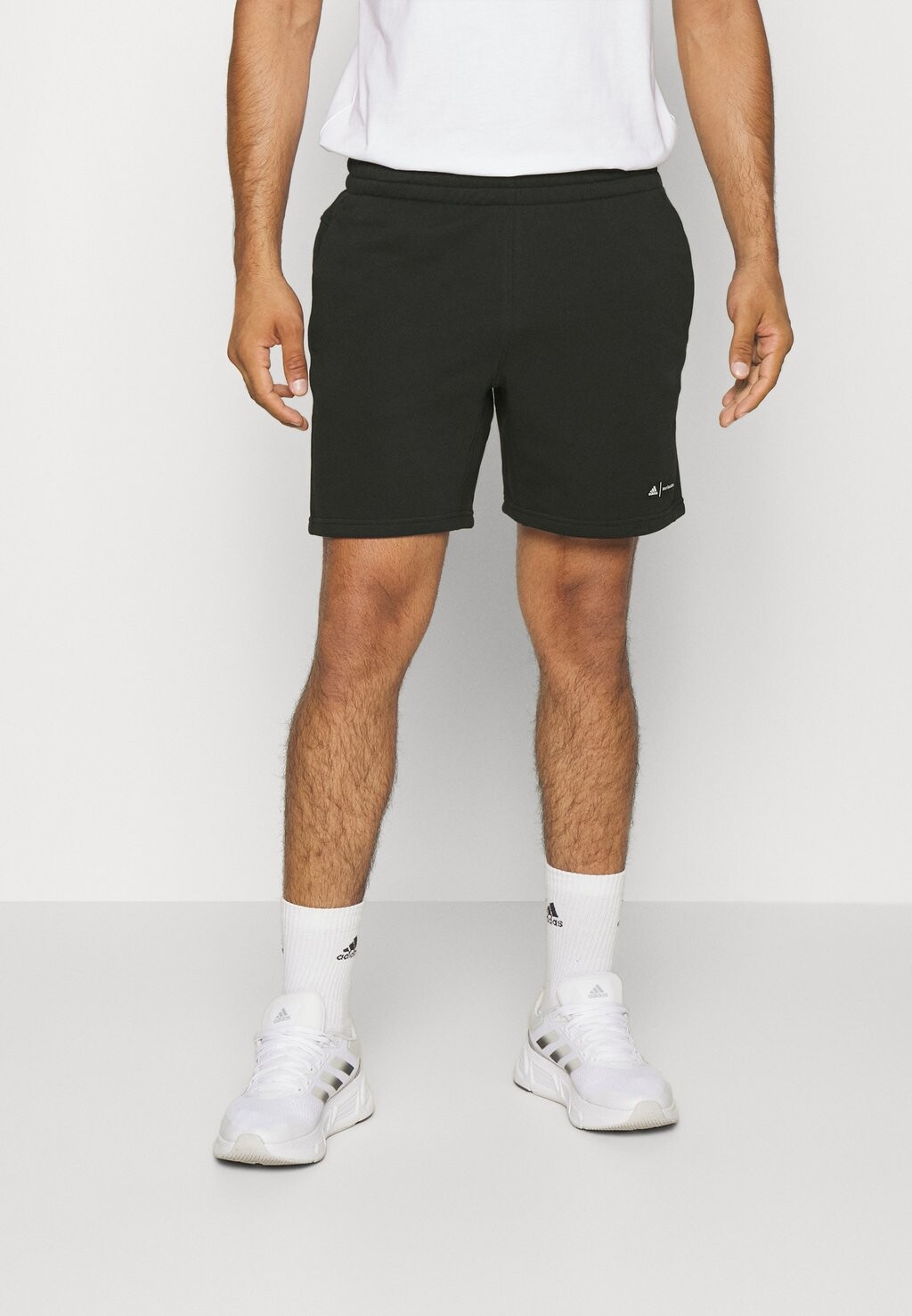 

Спортивные шорты Adidas