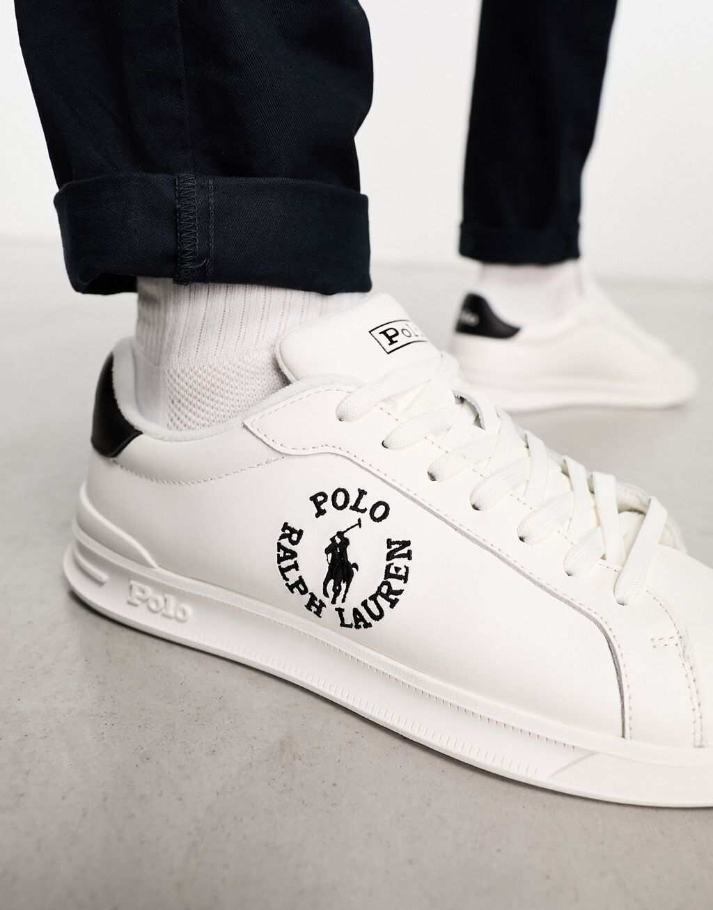 

Белый корт Polo Ralph Lauren Heritage с черным логотипом в виде круга