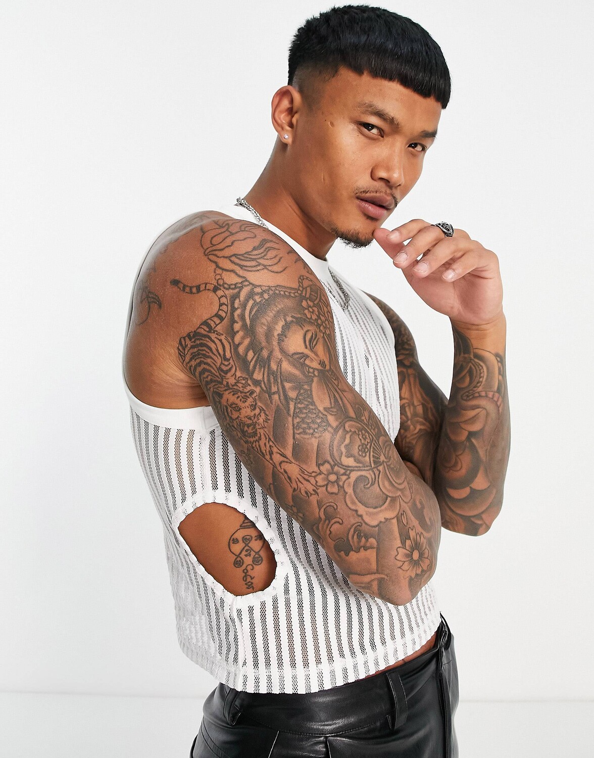 

Белый кружевной укороченный жилет скинни с вырезами по бокам ASOS DESIGN