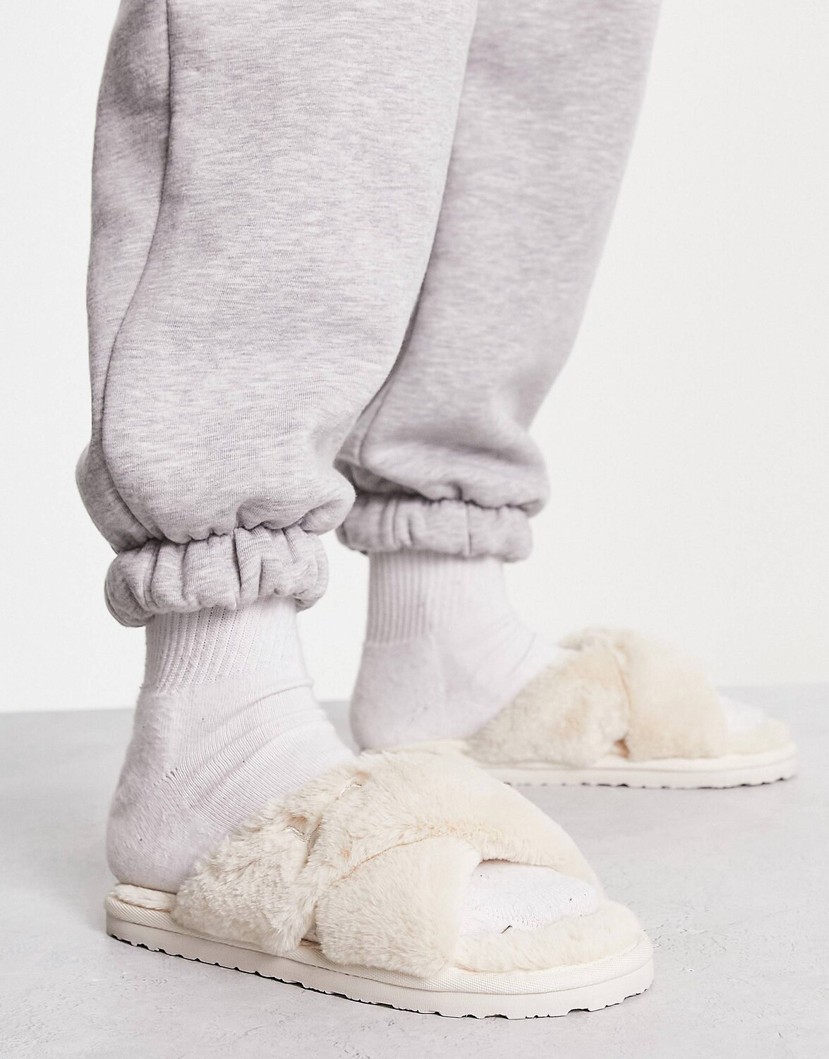 

Бежевые тапочки Puma Fluff