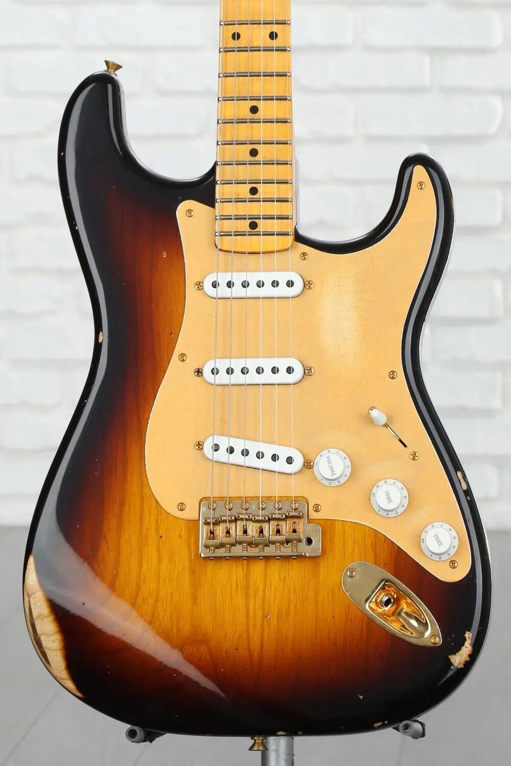 

Ограниченный выпуск Fender Custom Shop '55 Bone Tone Stratocaster Relic — двухцветный Sunburst с широким выцветанием