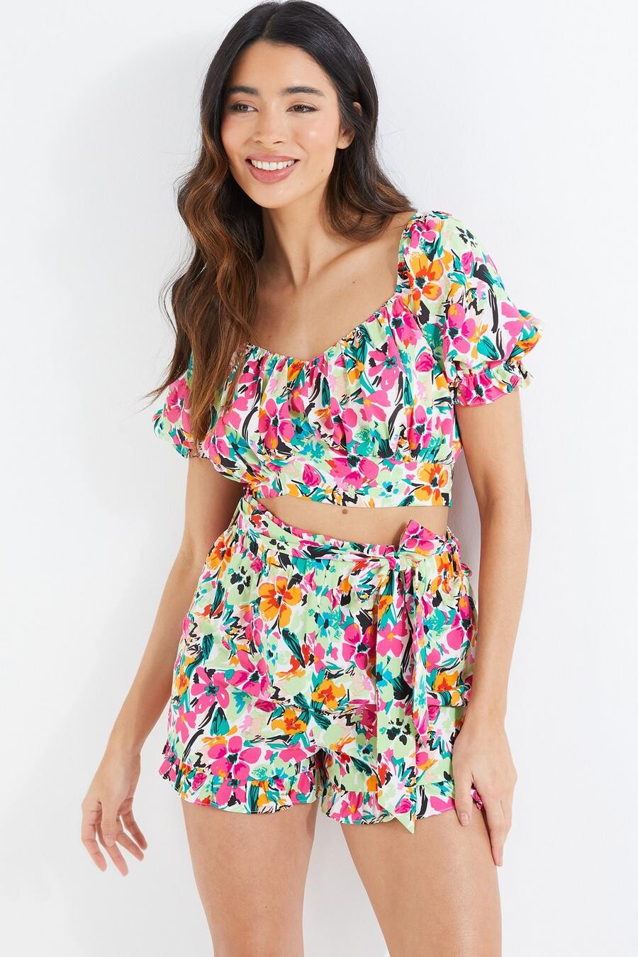 

Разноцветные шорты с завязками на талии и цветочным принтом QUIZ Clothing