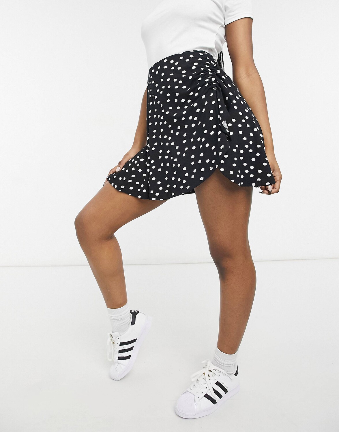

Однотонная мини-юбка ASOS DESIGN с рюшами и точечным принтом