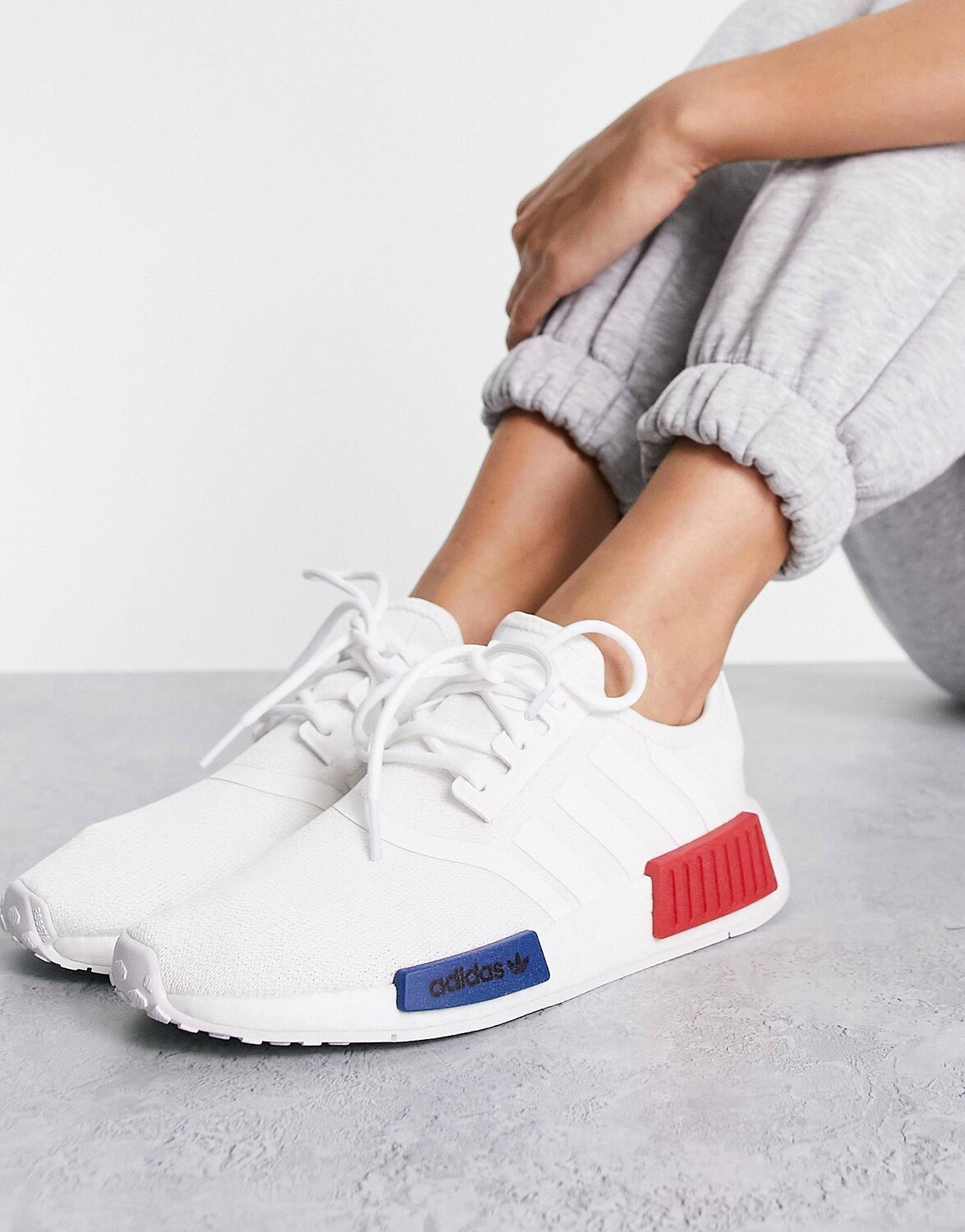 

Белые кроссовки adidas Originals NMD R1 с красными и синими язычками