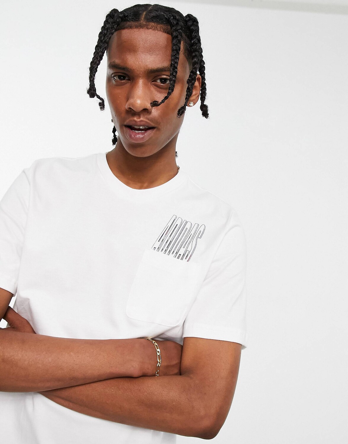 

Белая футболка с графичным карманом adidas Sportswear