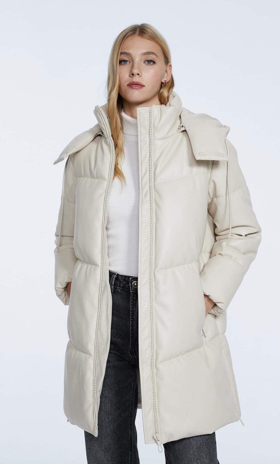 

Длинный пуховик из искусственной кожи с капюшоном Stradivarius