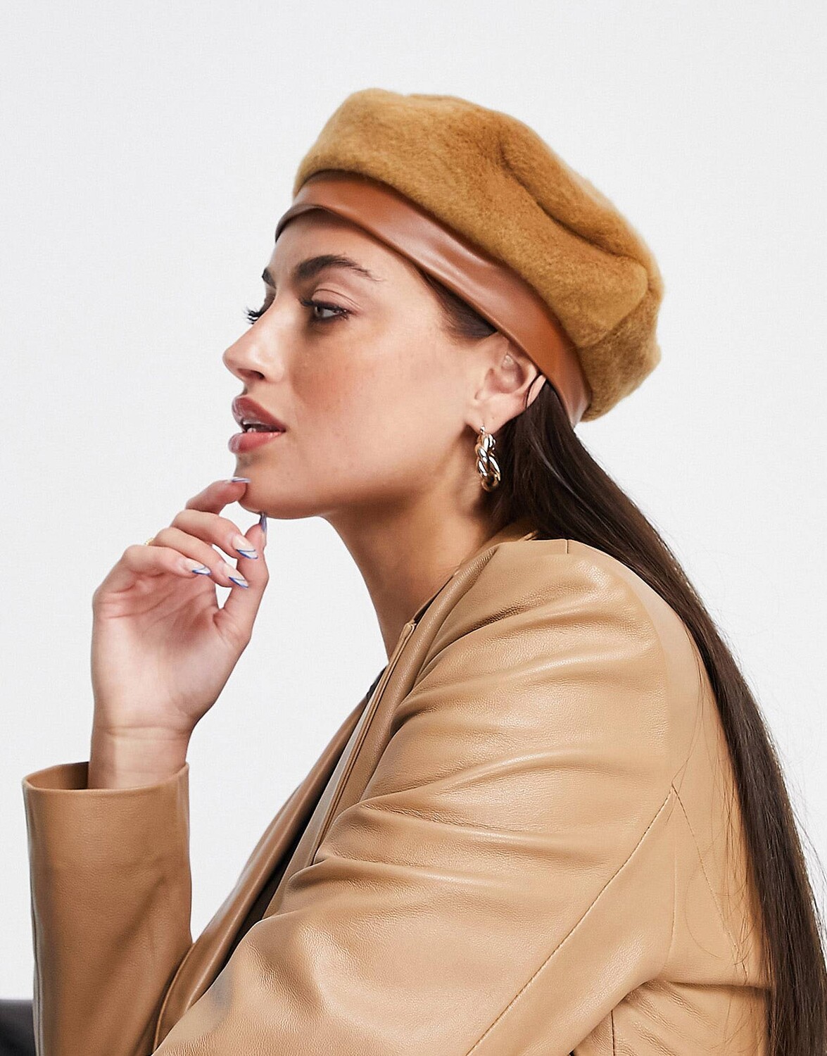 

Верблюжий пушистый берет с пуговицами ASOS DESIGN