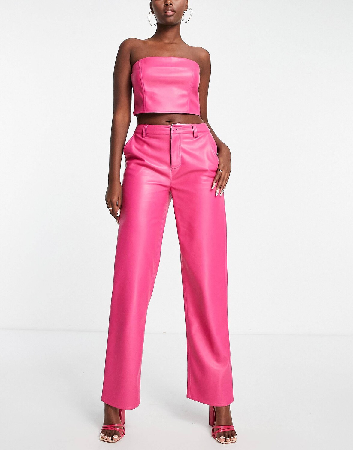 

Брюки прямого кроя из искусственной кожи Asos Design, розовый