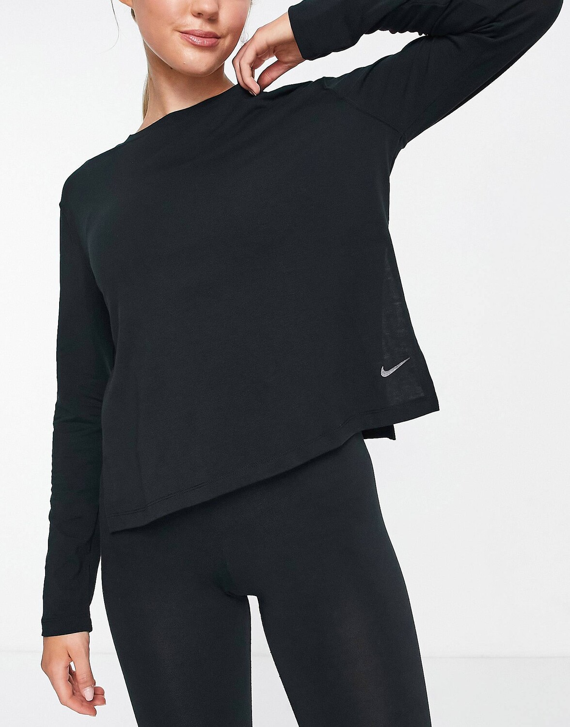 

Черный топ с длинными рукавами и разрезами по подолу Nike Yoga Dri-FIT