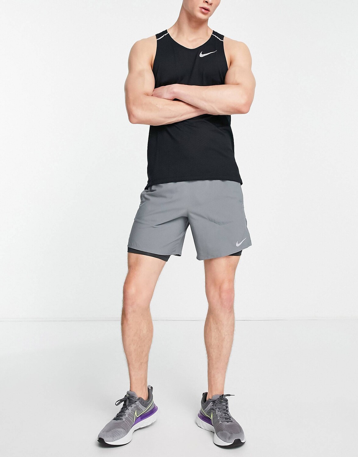 

Серые 7-дюймовые шорты Nike Running Stride 2-в-1