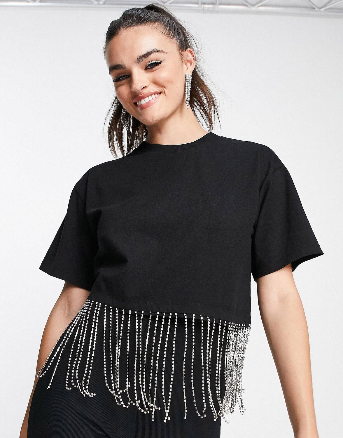 

Черная укороченная футболка с бахромой и стразами по подолу ASOS DESIGN, Черный
