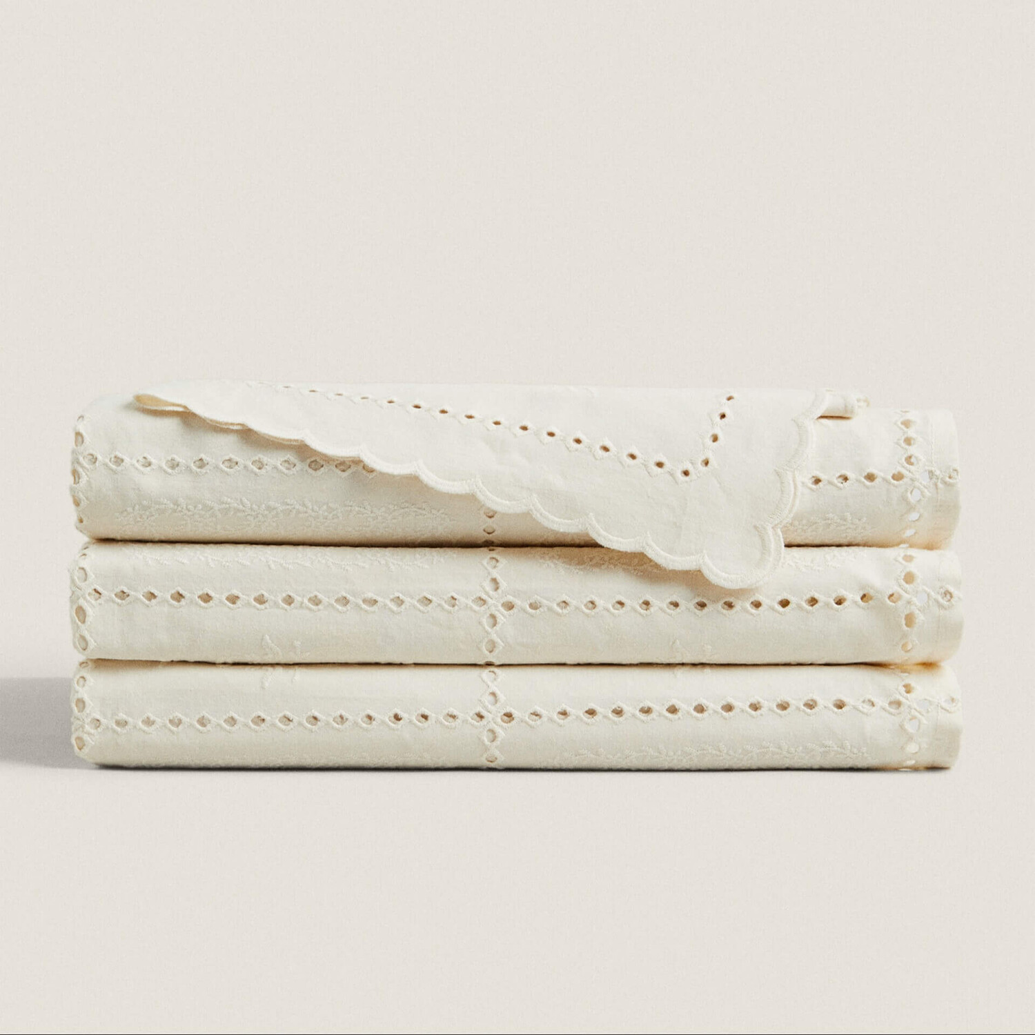 

Скатерть Zara Home Embroidered Check