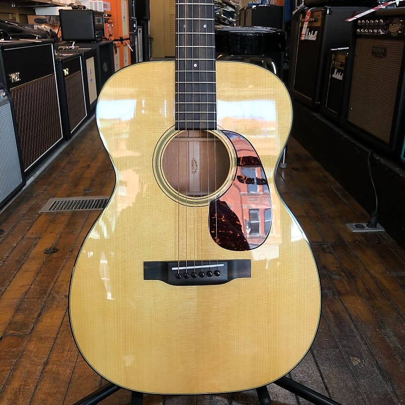 

Martin 00-18 Standard Series Sitka Spruce/Mahogany Acoustic с жестким футляром