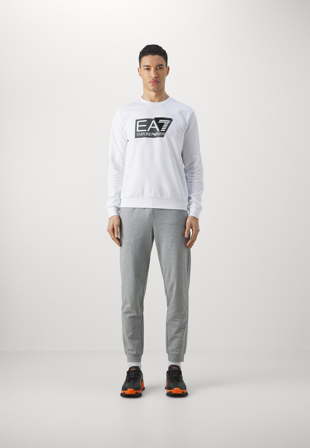 

Спортивный костюм EA7 Emporio Armani, белый