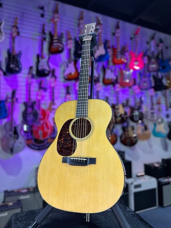 

Акустическая гитара для левшей Martin 000-18 - Natural Auth Deal *БЕСПЛАТНЫЙ PLEK ПРИ ПОКУПКЕ*! 944 000-18 LH