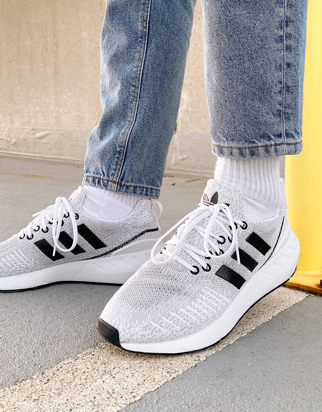 Черно-белые кроссовки adidas Originals Swift Run 22 – заказать из-за ...
