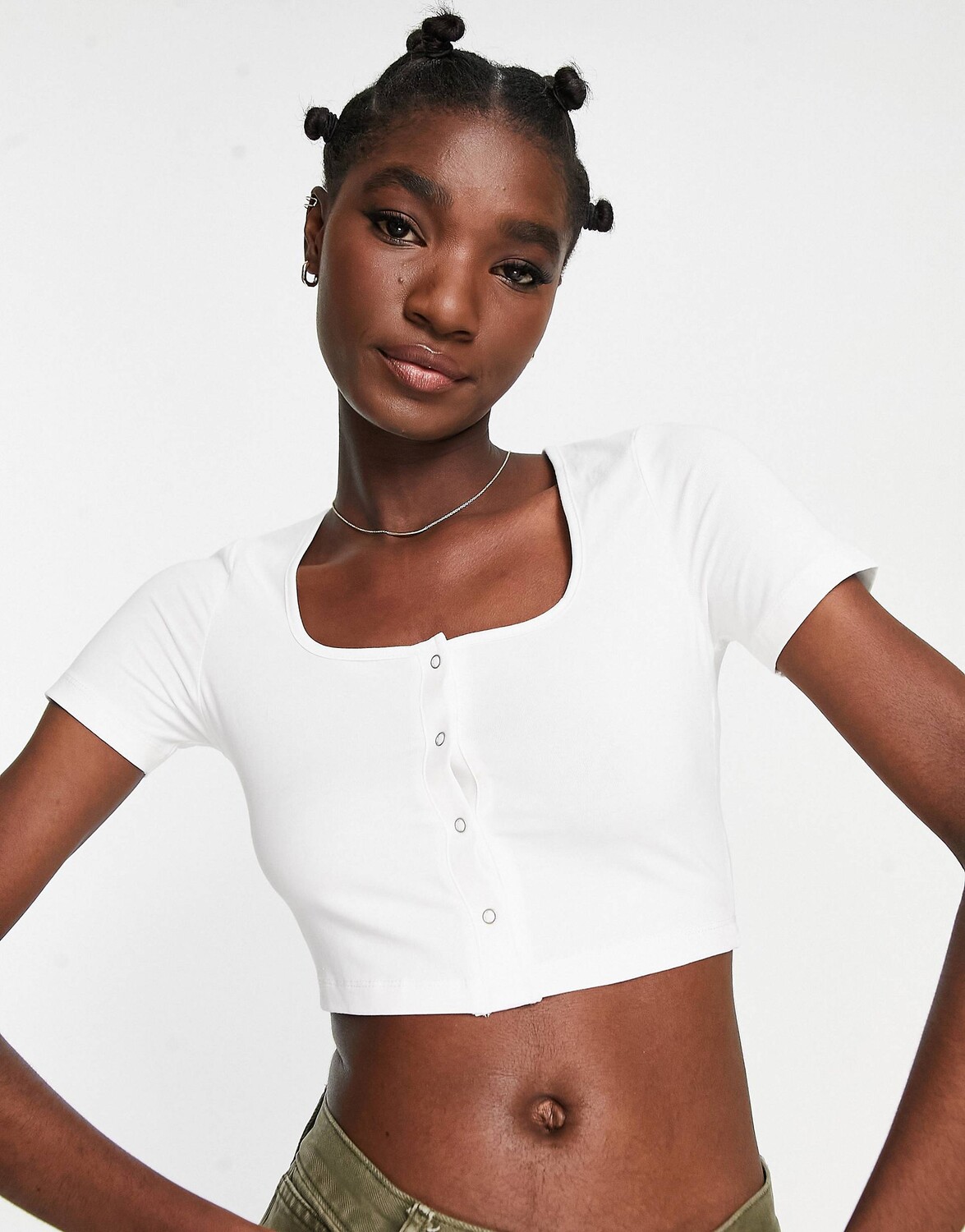 

Белый приталенный кроп-топ с застежкой спереди ASOS DESIGN