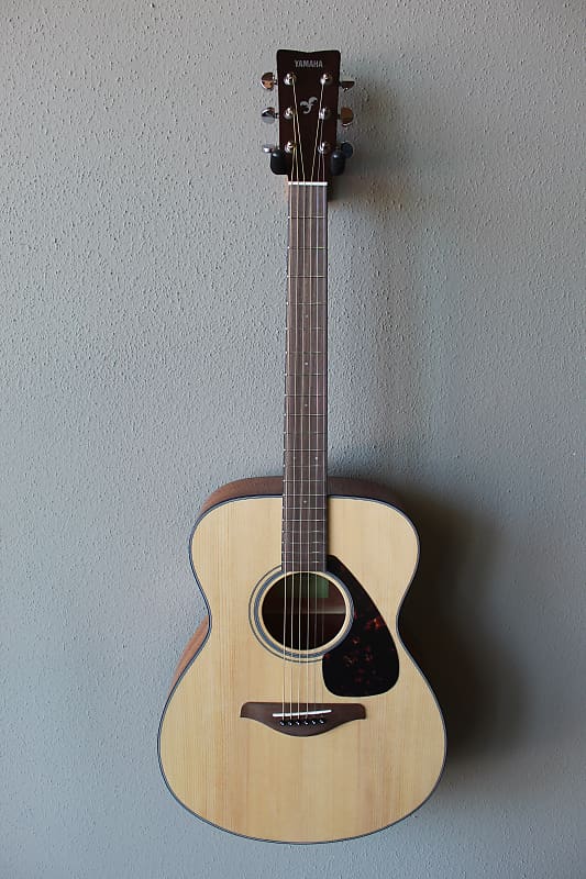 Абсолютно новая концертная акустическая гитара со стальными струнами Yamaha FS800 с чехлом для переноски