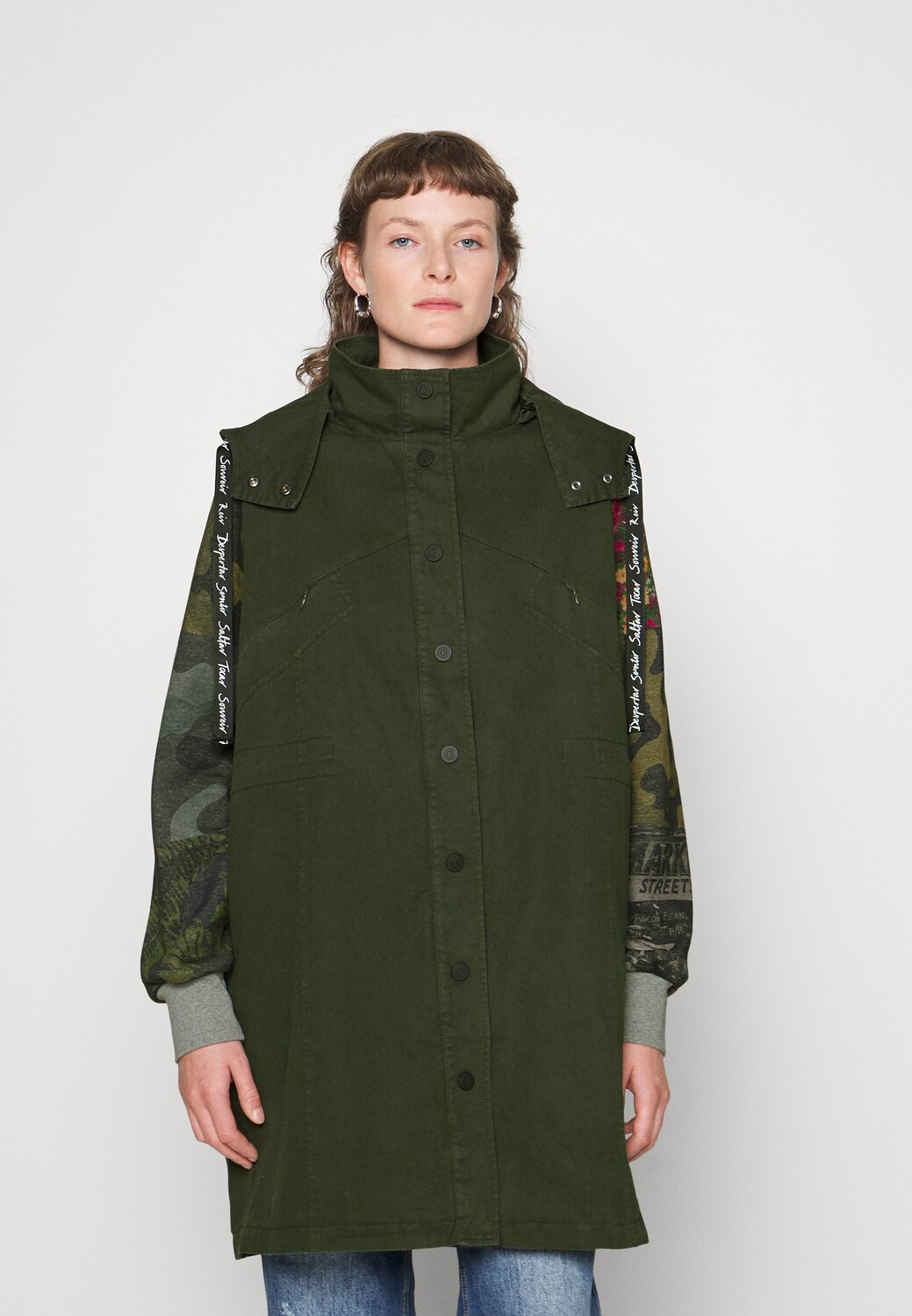 

Парка Desigual, зеленый