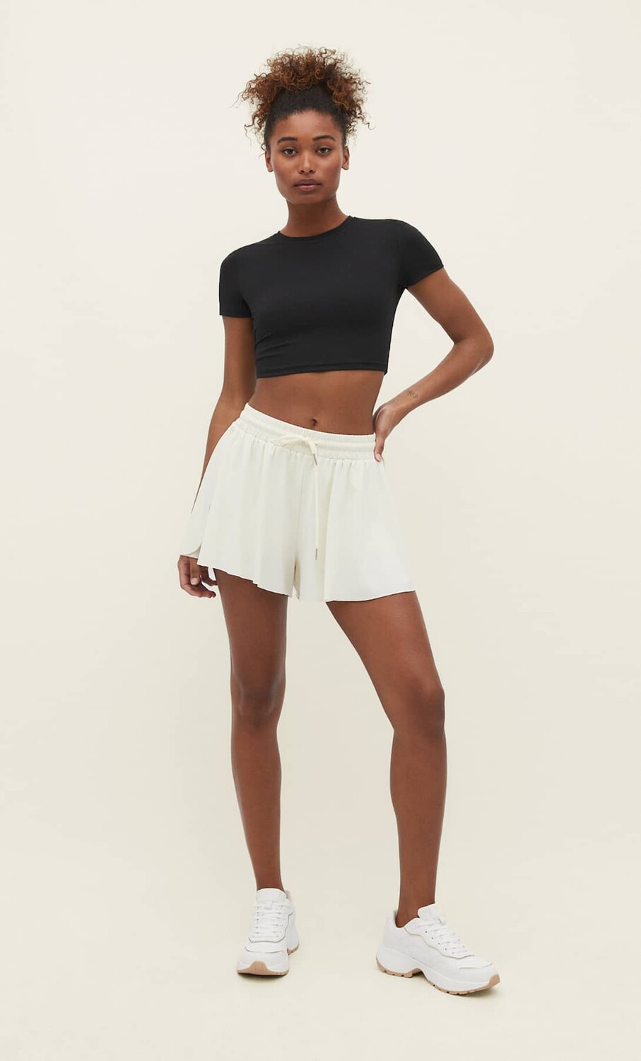 

Спортивные шорты Stradivarius, экру