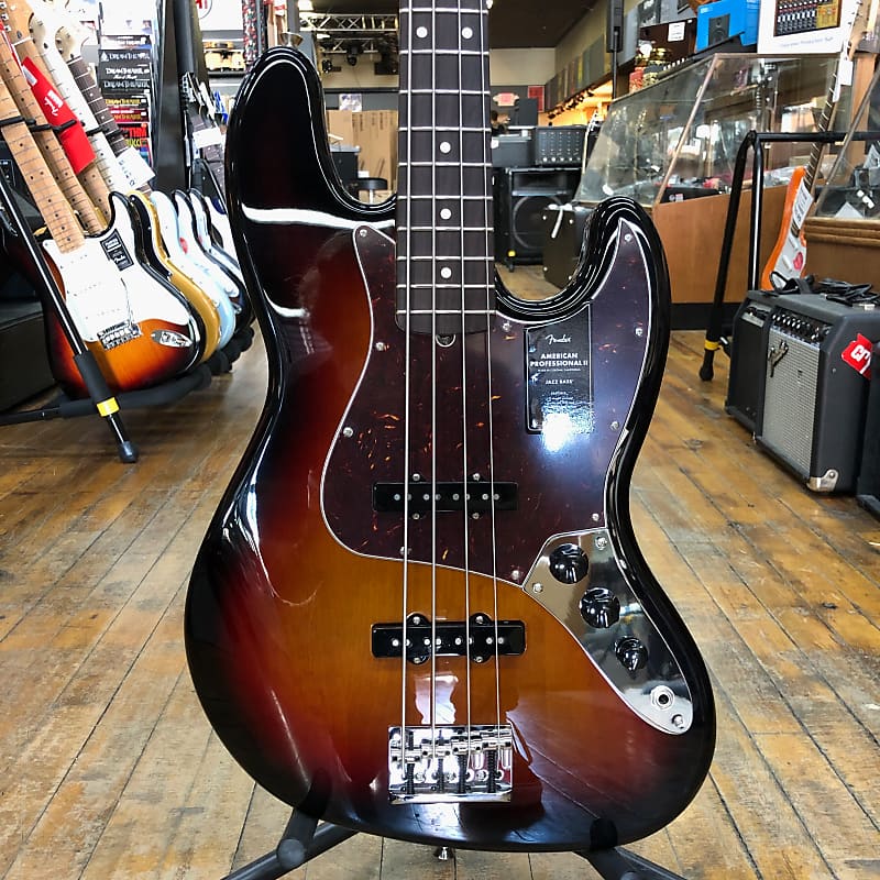 

Fender American Professional II Jazz Bass 3-Color Sunburst с палисандровой накладкой, жесткий футляр