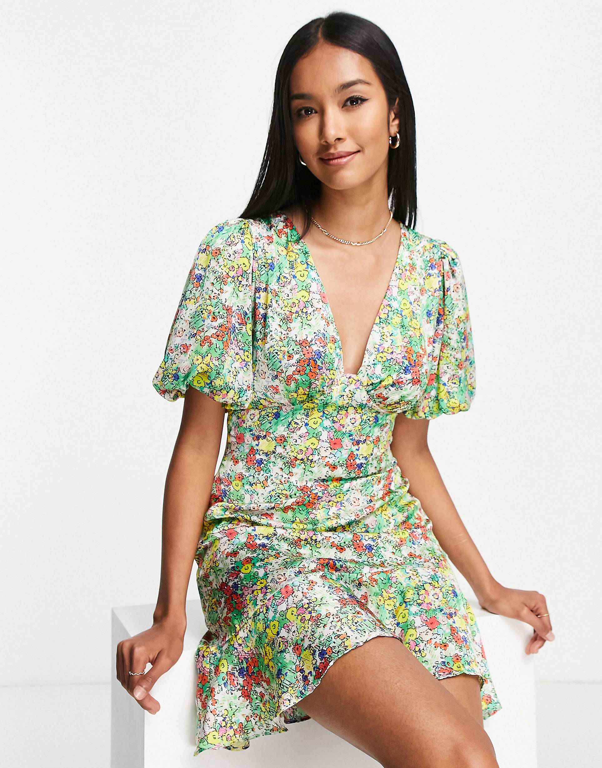 цена Разноцветное чайное мини-платье с цветочным принтом Topshop