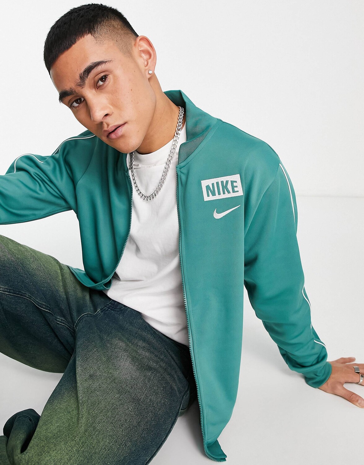 

Зеленый бомбер Nike Retro