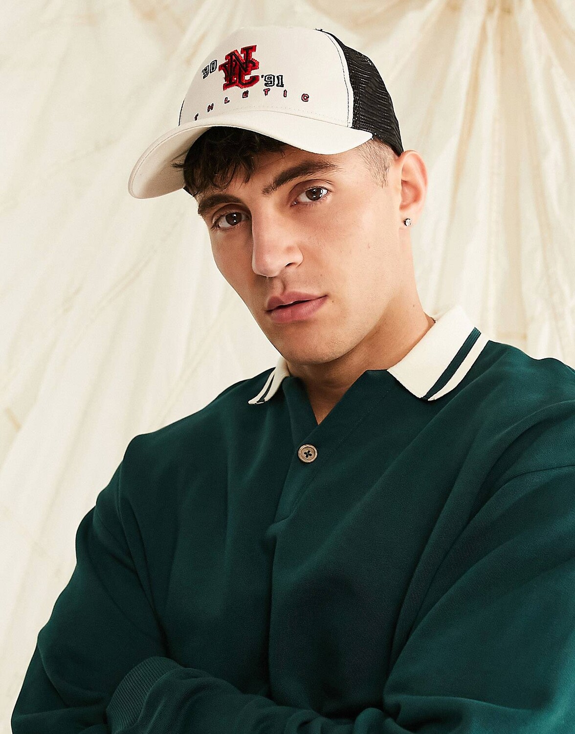 

Бежевая и черная кепка ASOS DESIGN с вышивкой NYC